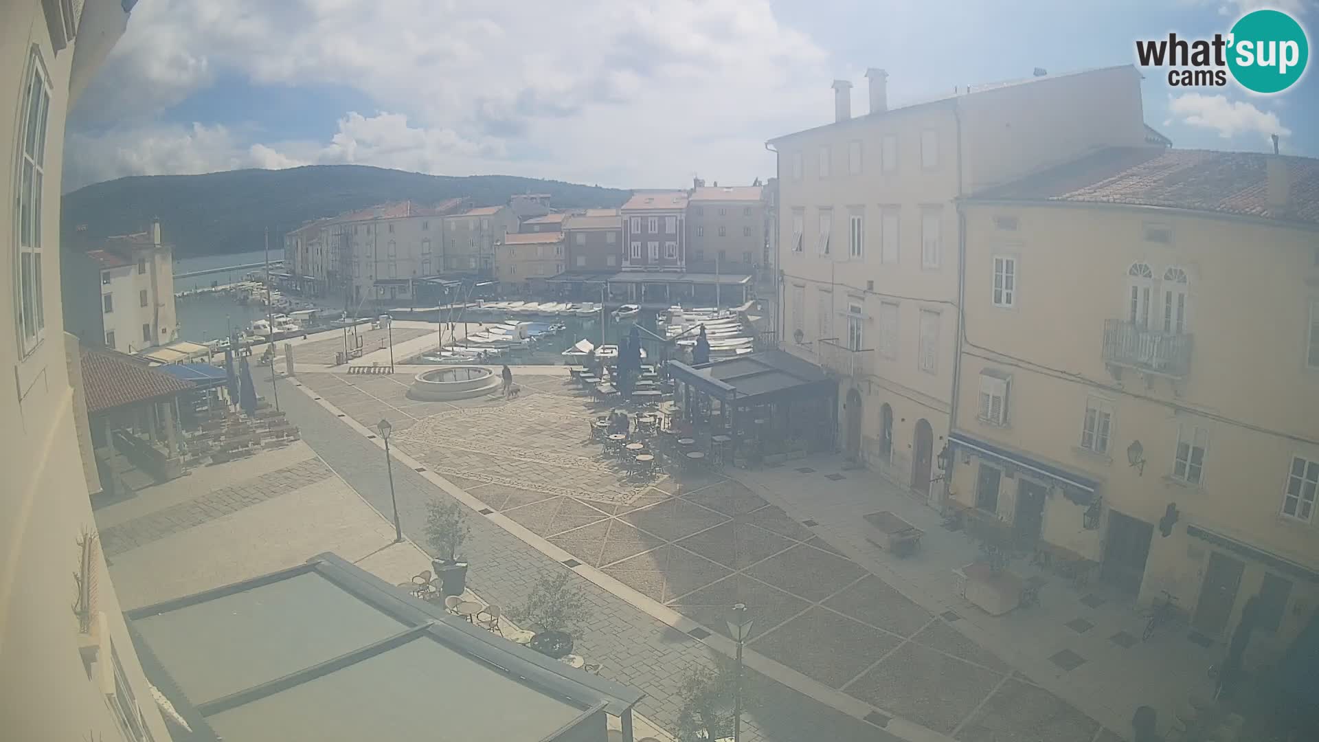 LIVE cam Cres city – place principale et “mandrač” – île de Cres – Croatie