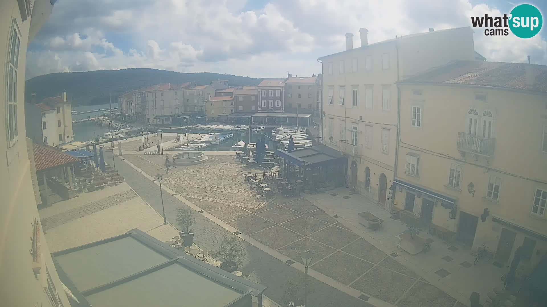 V ŽIVO spletna kamera Cres mesto – glavni trg in “mandrač” – otok Cres – Hrvaška