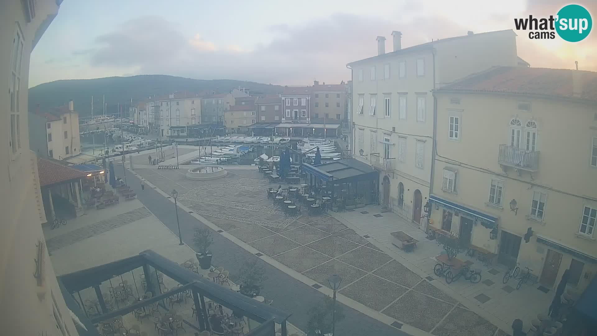 LIVE cam Cres city – place principale et “mandrač” – île de Cres – Croatie