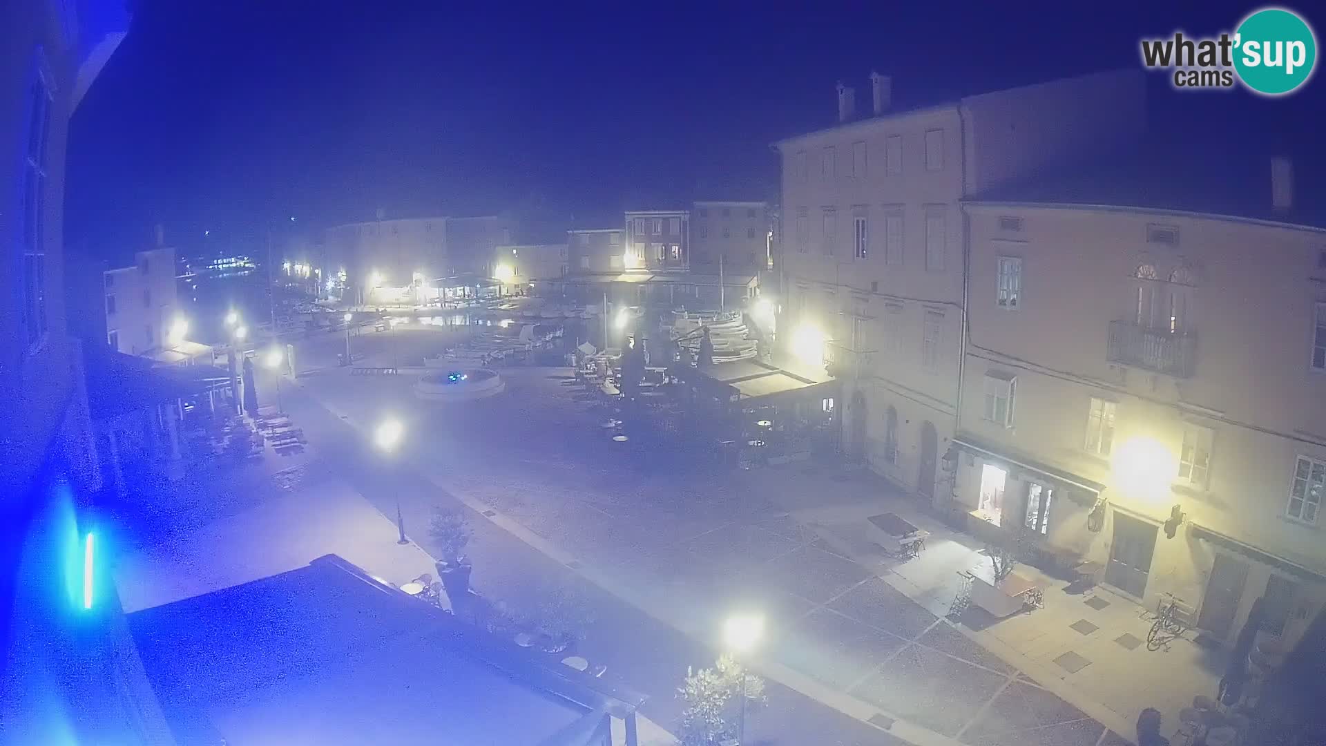 V ŽIVO spletna kamera Cres mesto – glavni trg in “mandrač” – otok Cres – Hrvaška
