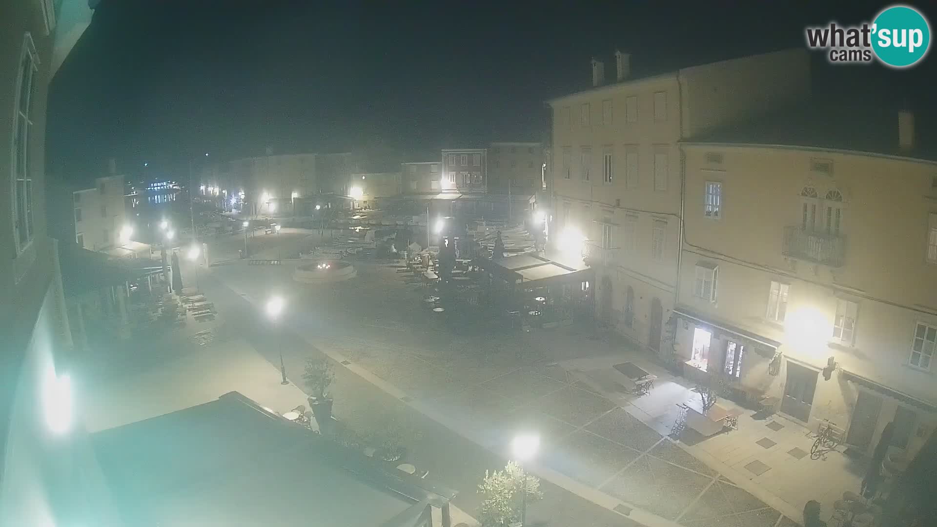 V ŽIVO spletna kamera Cres mesto – glavni trg in “mandrač” – otok Cres – Hrvaška