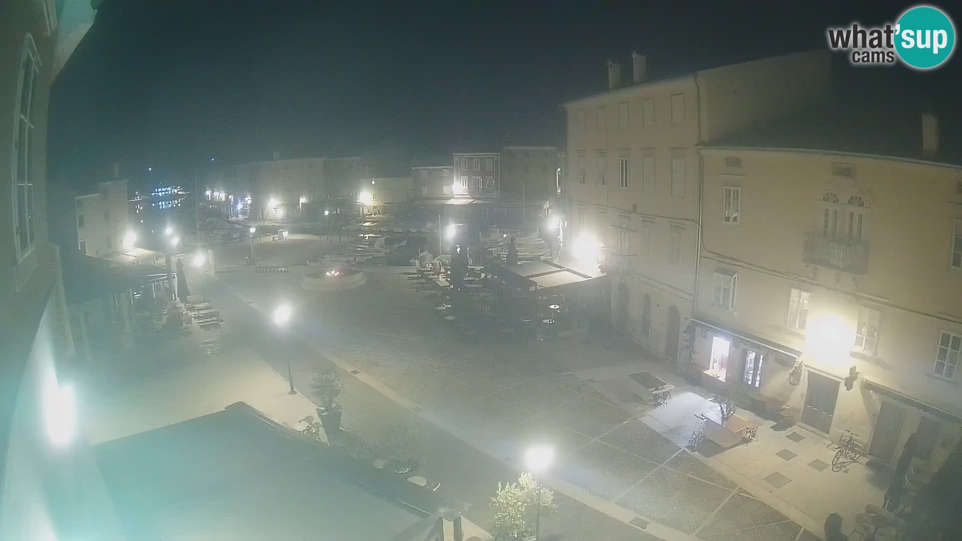 Web kamera Grad Cres – glavni trg i “mandrač” – otok Cres