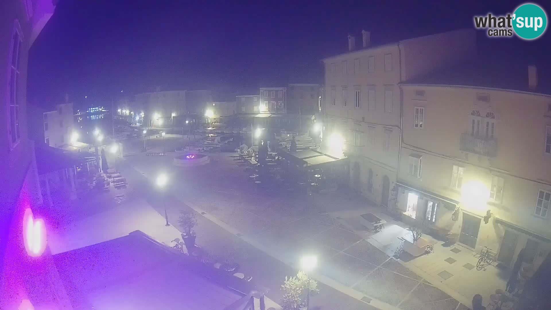 Web kamera Grad Cres – glavni trg i “mandrač” – otok Cres