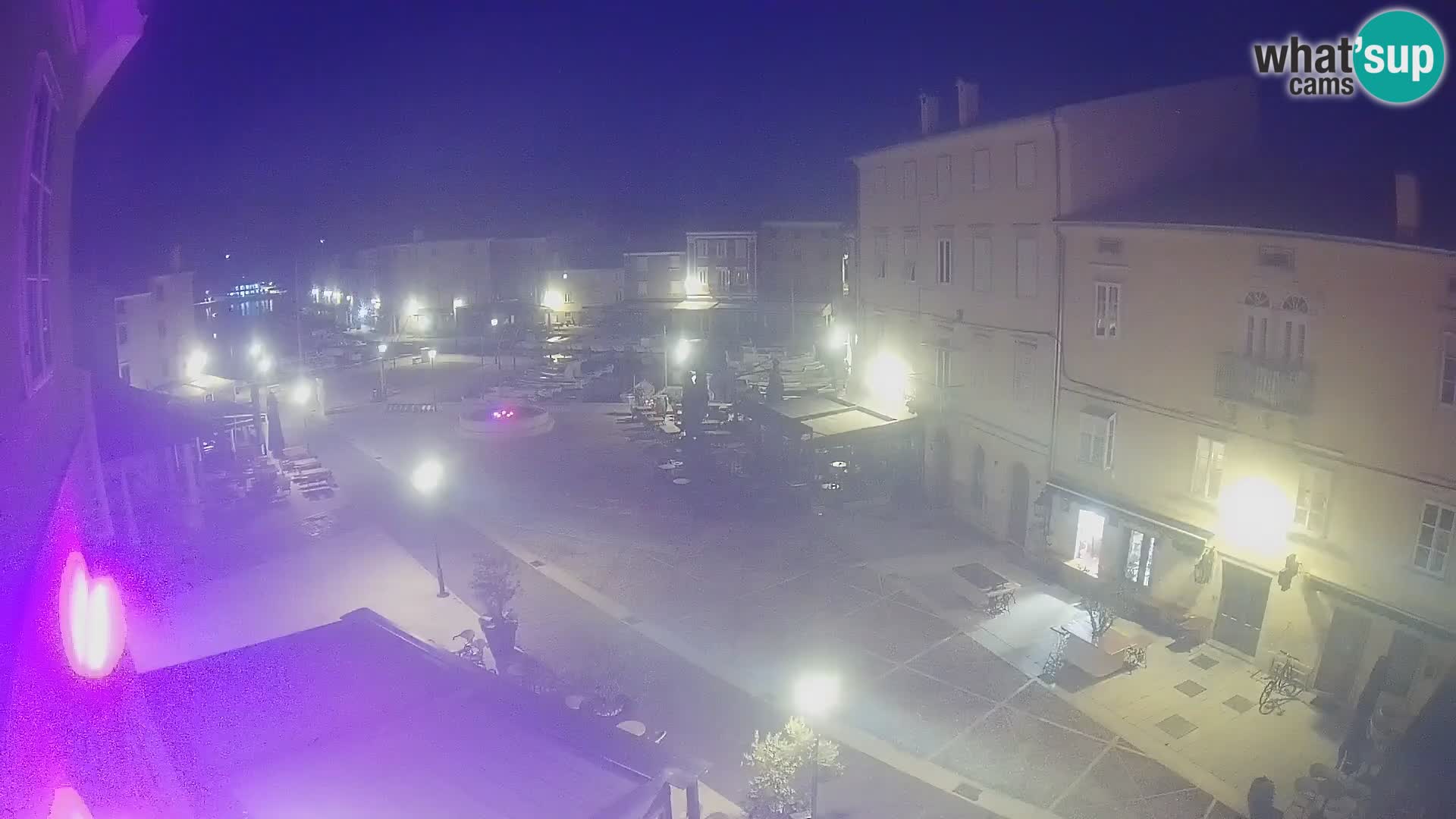 Web kamera Grad Cres – glavni trg i “mandrač” – otok Cres