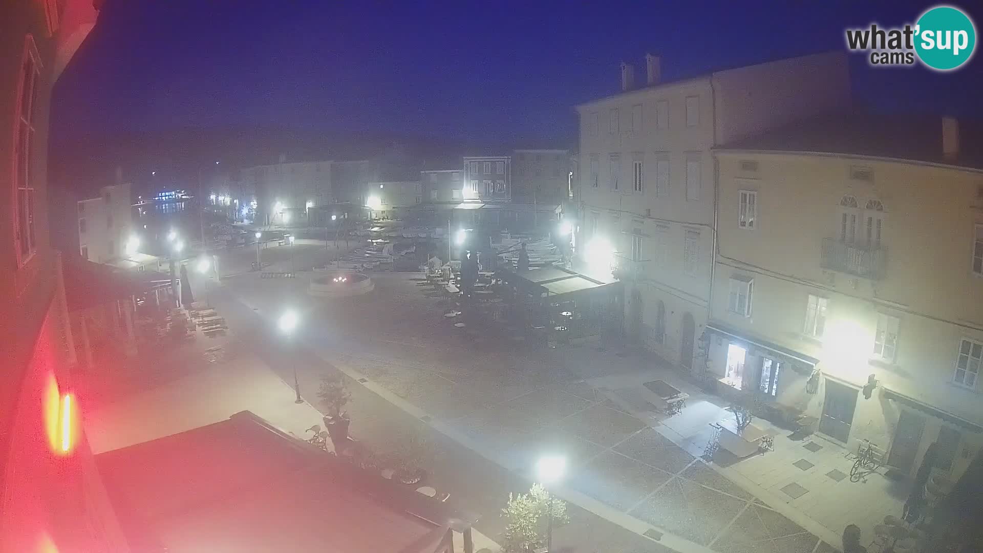 Web kamera Grad Cres – glavni trg i “mandrač” – otok Cres