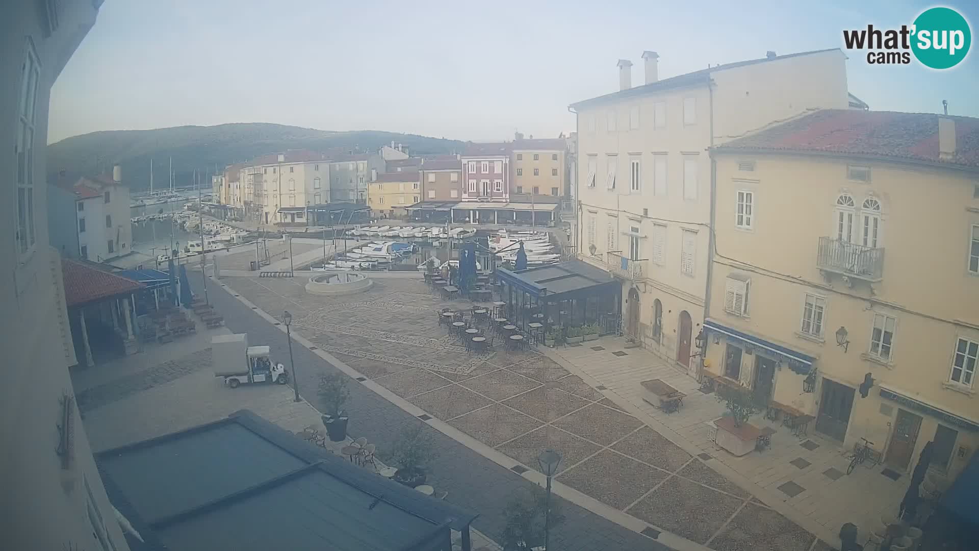 V ŽIVO spletna kamera Cres mesto – glavni trg in “mandrač” – otok Cres – Hrvaška