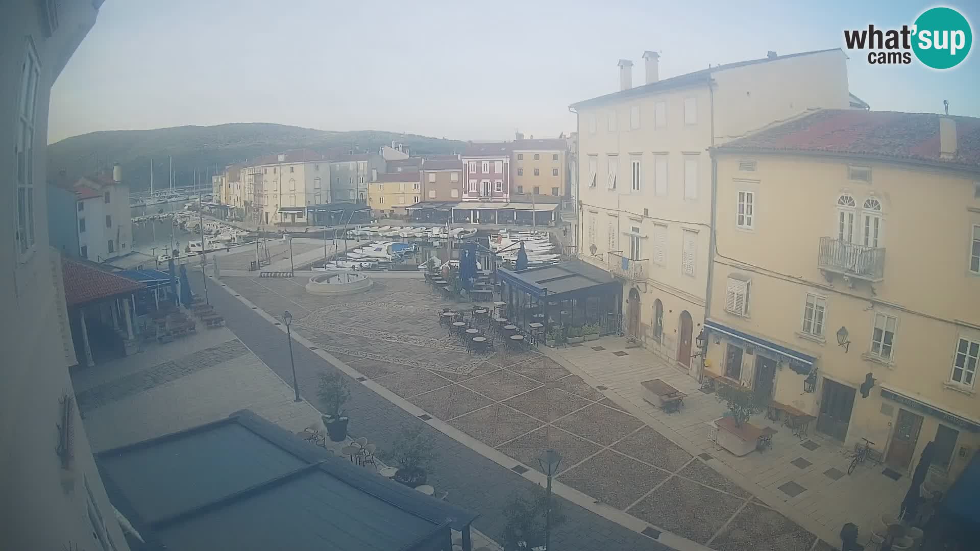LIVE cam Cres city – place principale et “mandrač” – île de Cres – Croatie