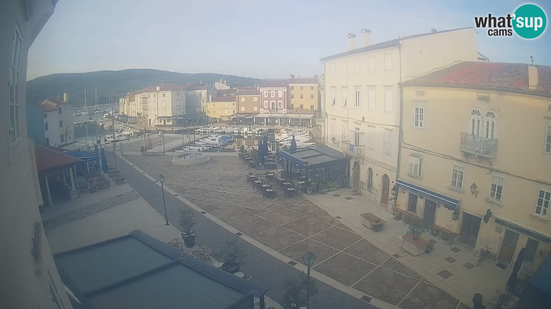 LIVE cam Cres city – place principale et “mandrač” – île de Cres – Croatie