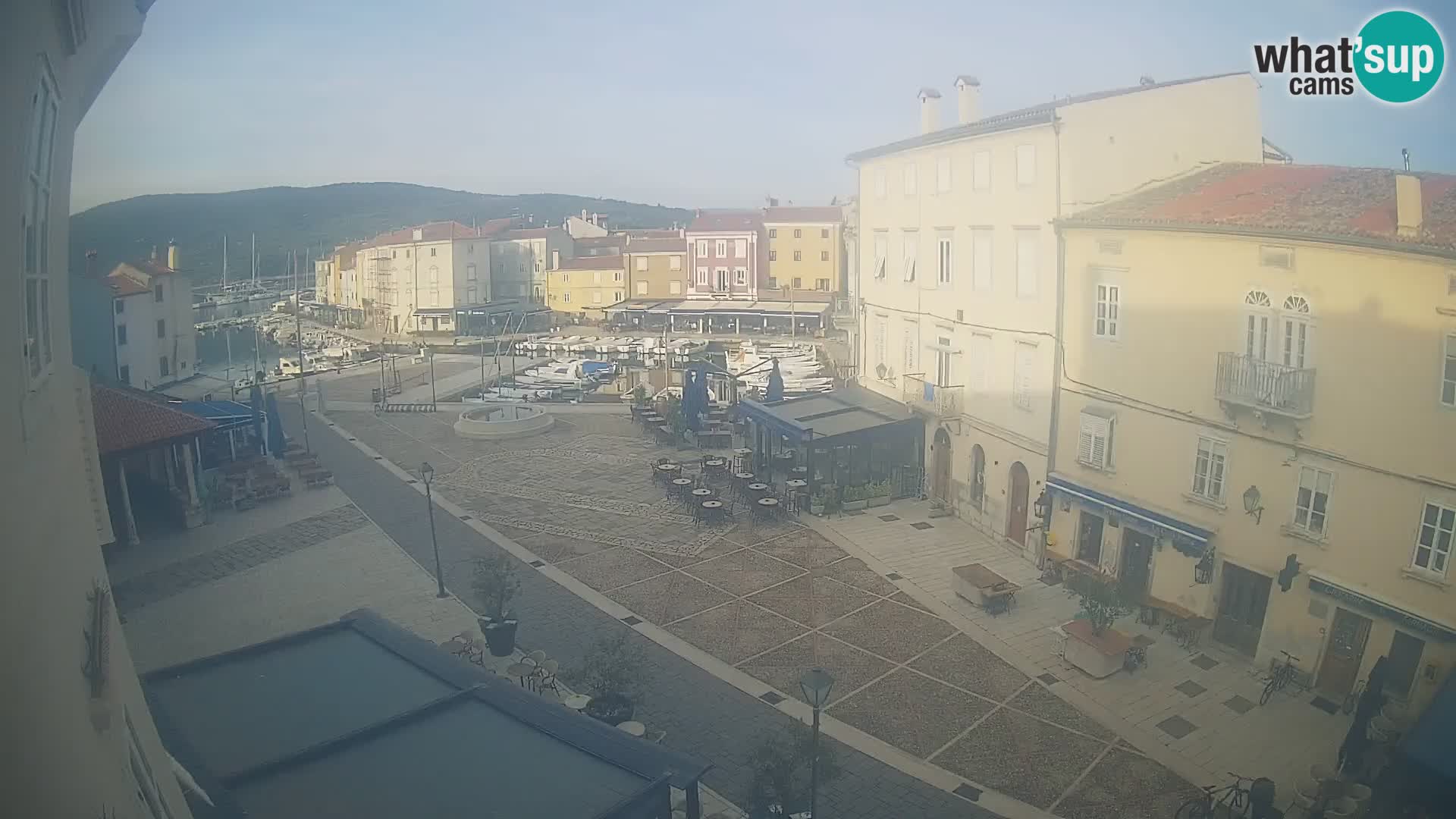 V ŽIVO spletna kamera Cres mesto – glavni trg in “mandrač” – otok Cres – Hrvaška