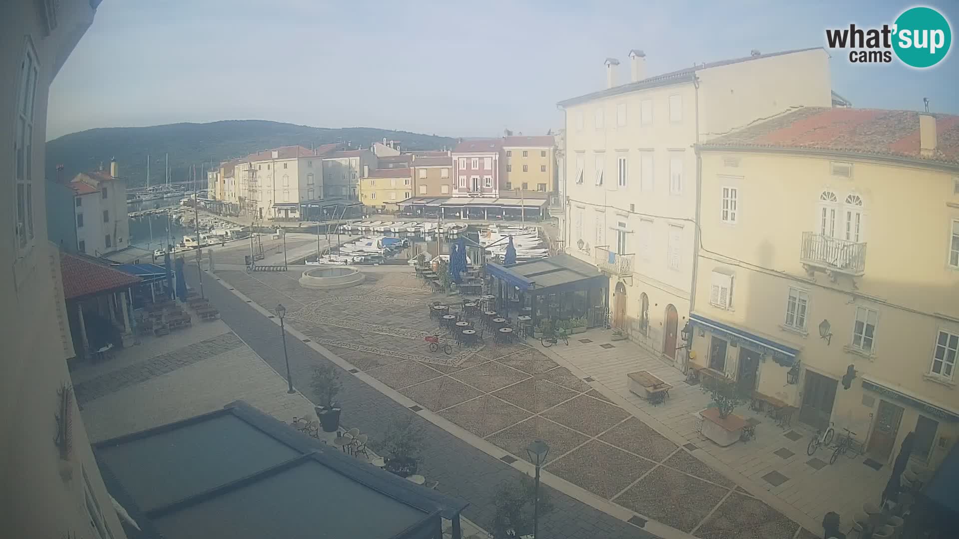 Web kamera Grad Cres – glavni trg i “mandrač” – otok Cres