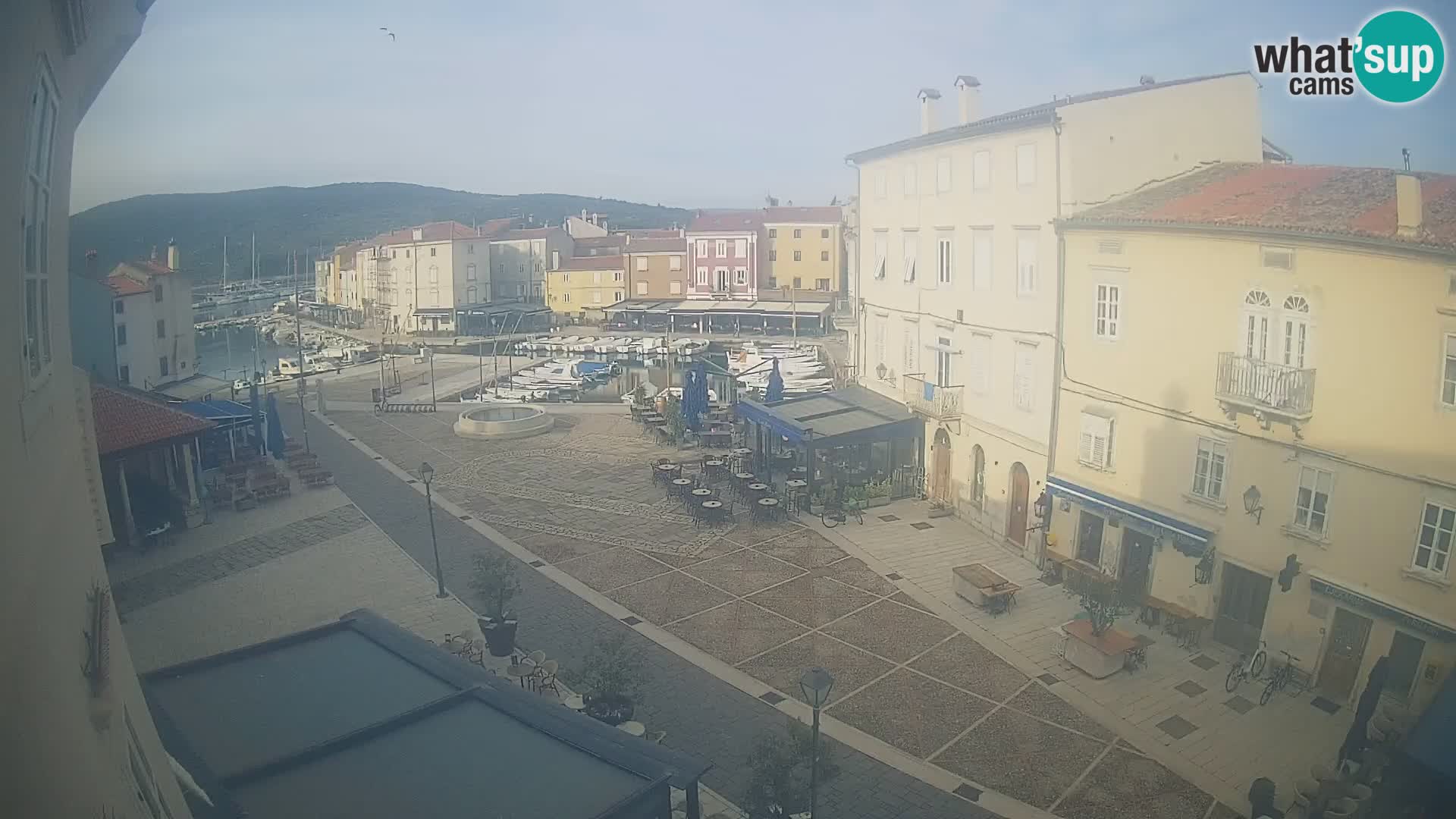 Web kamera Grad Cres – glavni trg i “mandrač” – otok Cres