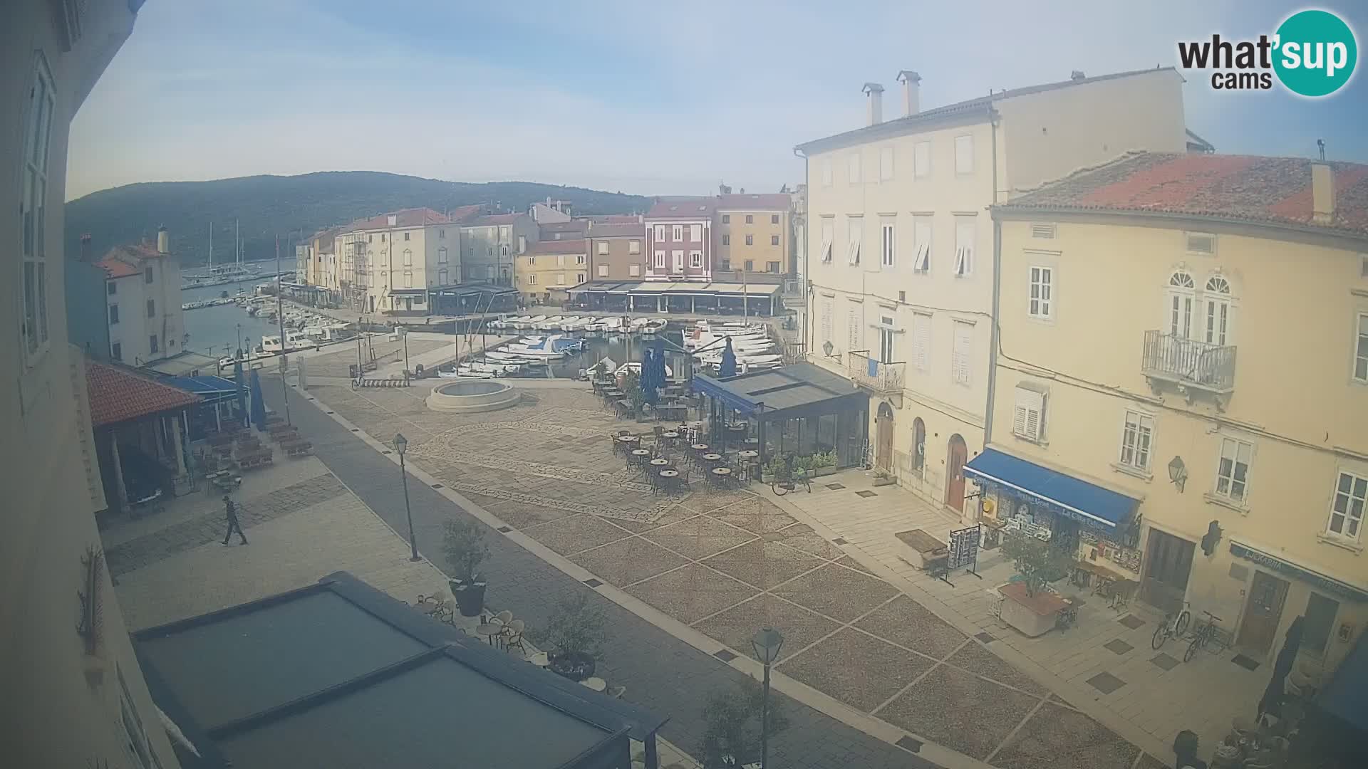 Web kamera Grad Cres – glavni trg i “mandrač” – otok Cres