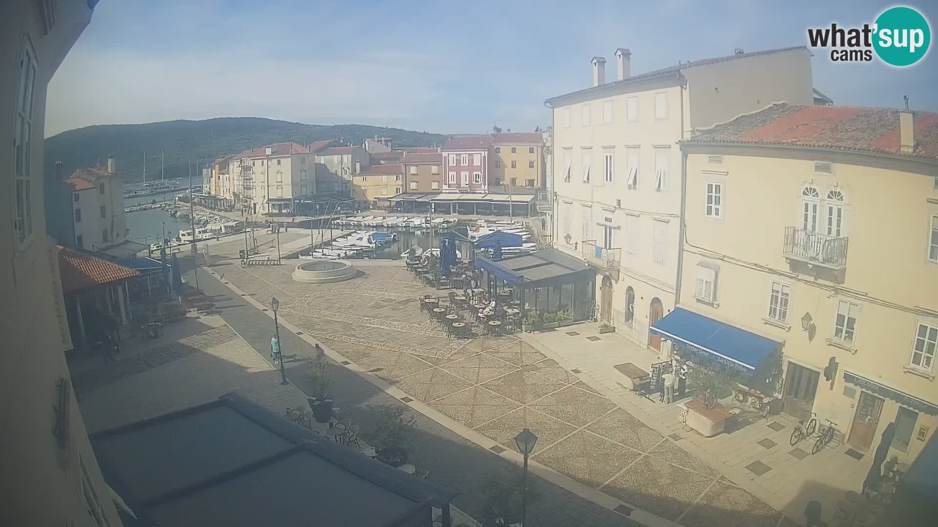 V ŽIVO spletna kamera Cres mesto – glavni trg in “mandrač” – otok Cres – Hrvaška