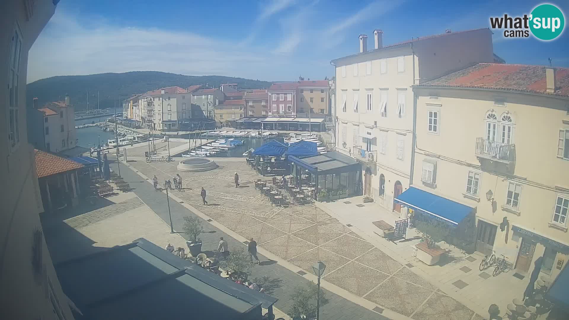 V ŽIVO spletna kamera Cres mesto – glavni trg in “mandrač” – otok Cres – Hrvaška