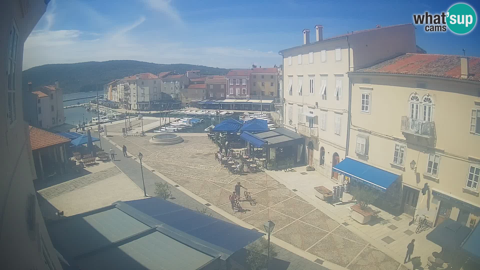 Web kamera Grad Cres – glavni trg i “mandrač” – otok Cres