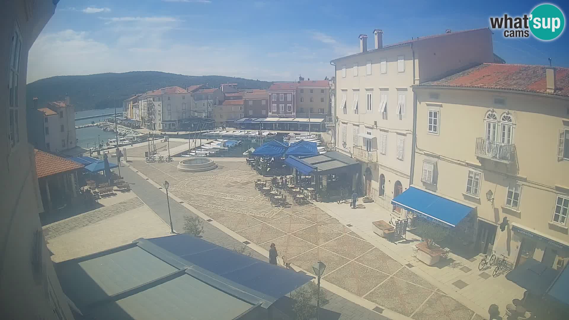 Web kamera Grad Cres – glavni trg i “mandrač” – otok Cres