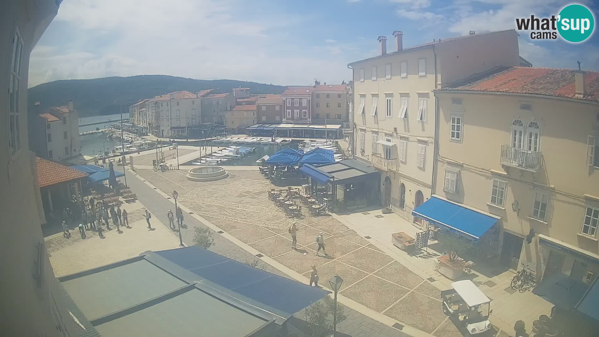 V ŽIVO spletna kamera Cres mesto – glavni trg in “mandrač” – otok Cres – Hrvaška