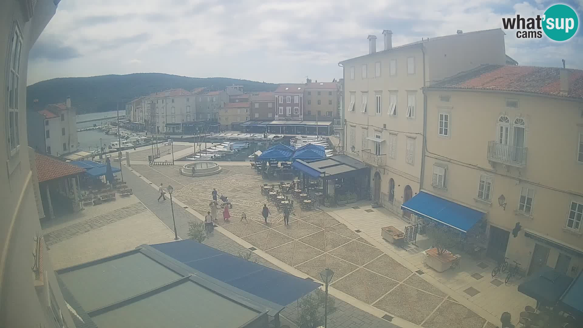 Cámara en vivo ciudad de Cres – plaza principal y “mandrač” – isla de Cres – Croacia