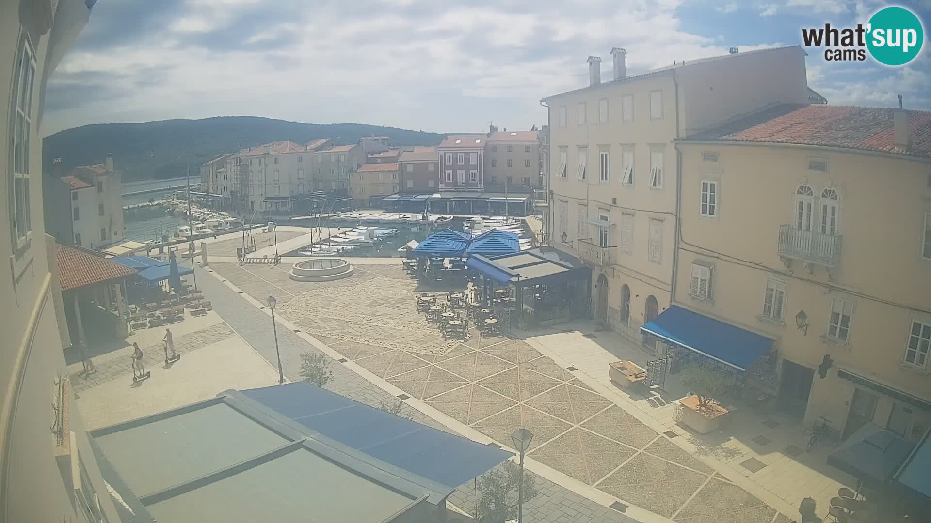 Web kamera Grad Cres – glavni trg i “mandrač” – otok Cres
