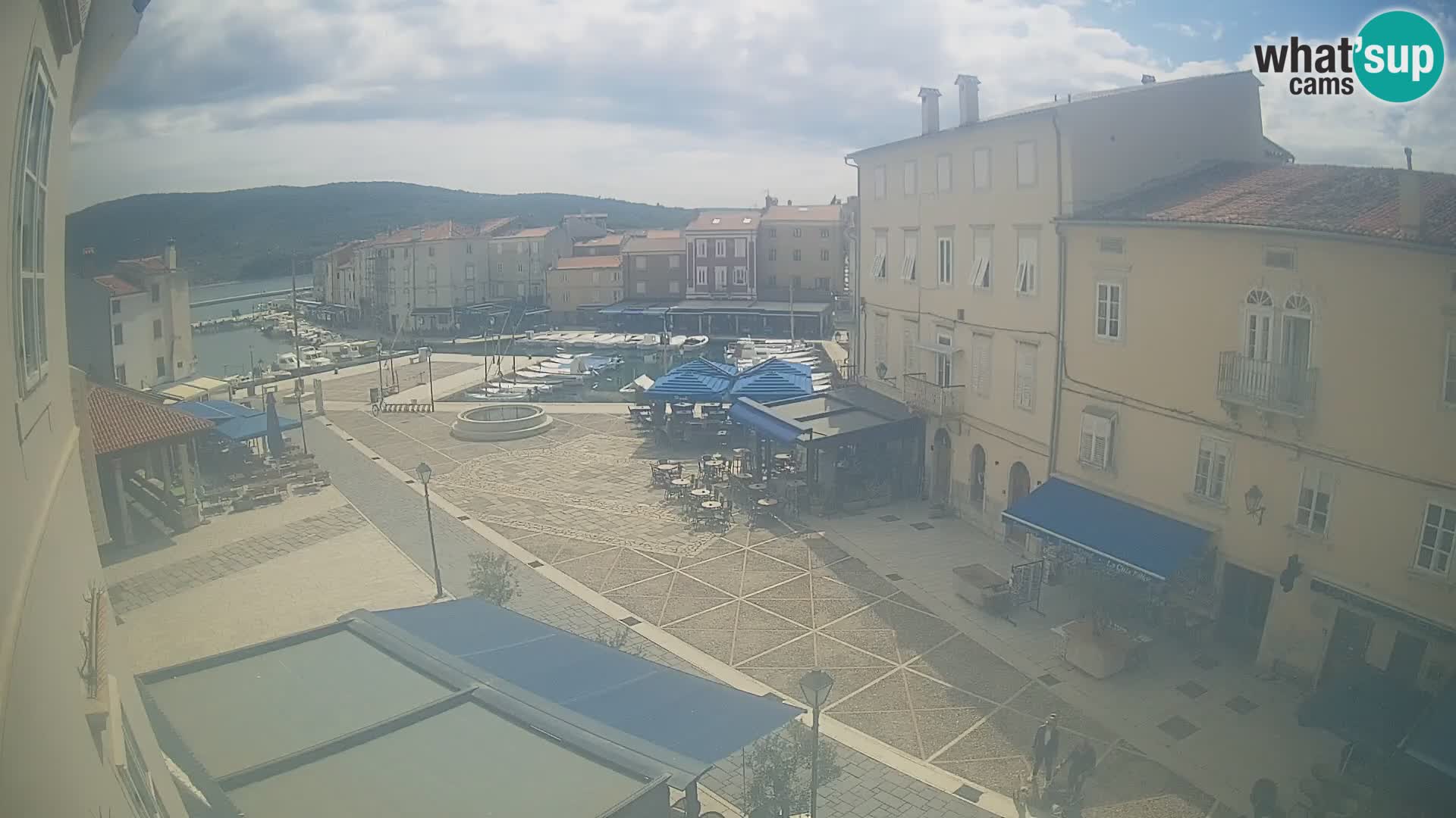 Web kamera Grad Cres – glavni trg i “mandrač” – otok Cres