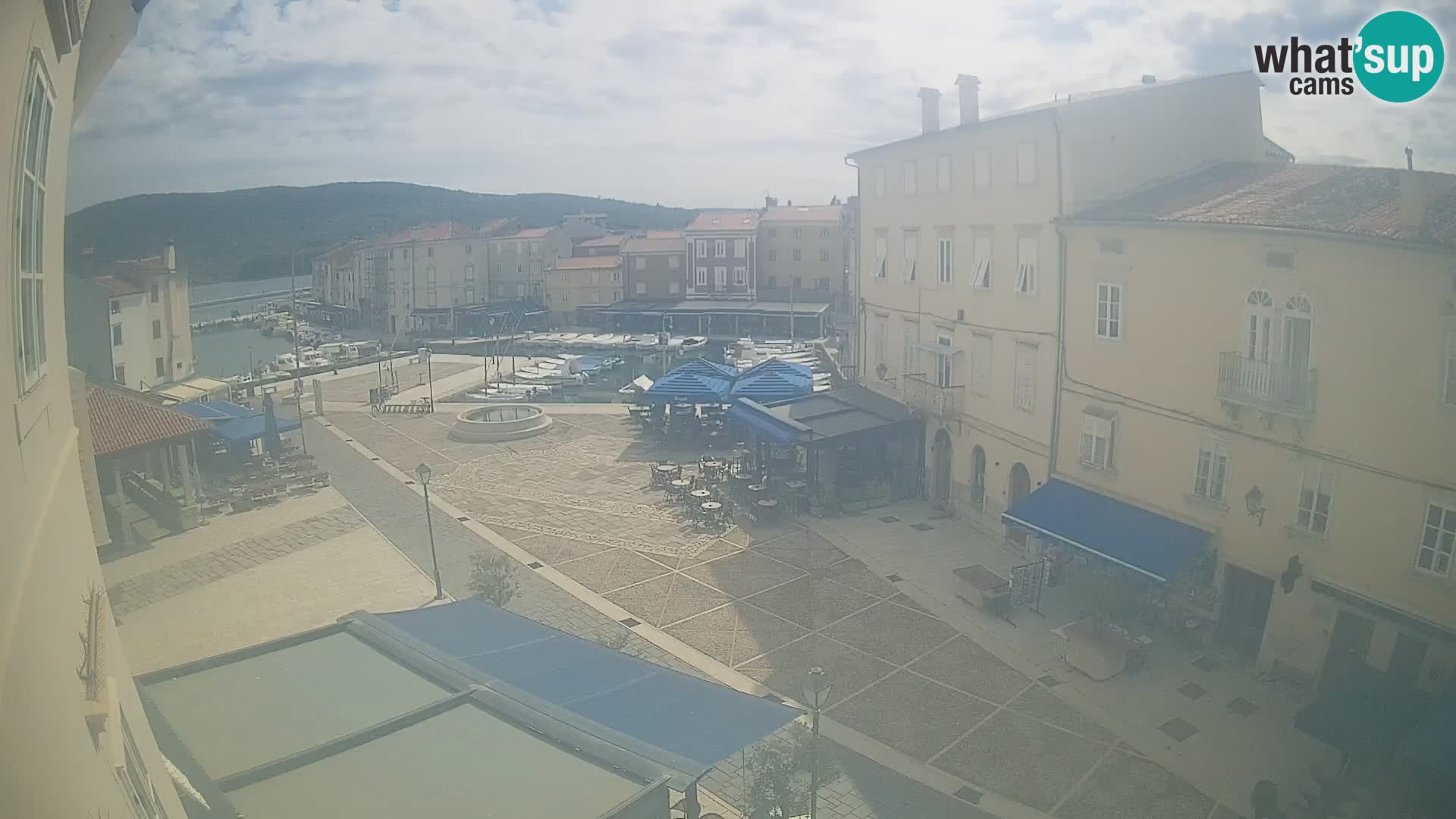 V ŽIVO spletna kamera Cres mesto – glavni trg in “mandrač” – otok Cres – Hrvaška