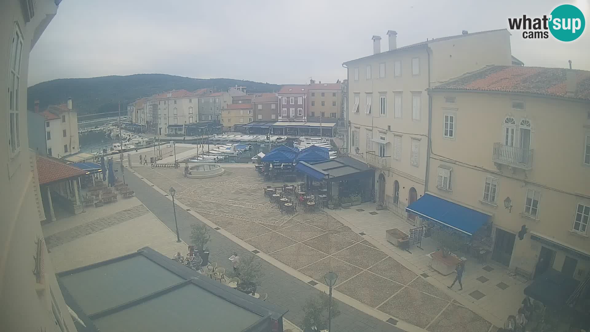 Web kamera Grad Cres – glavni trg i “mandrač” – otok Cres