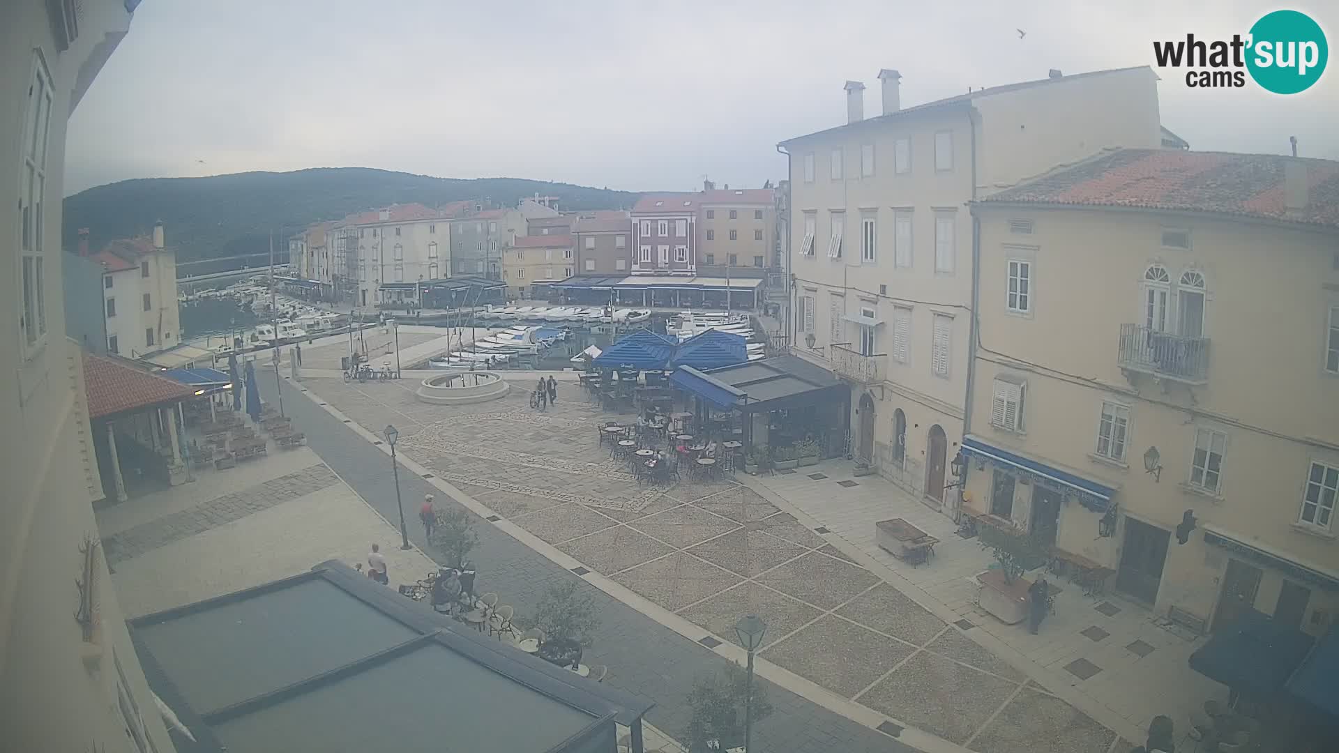 Web kamera Grad Cres – glavni trg i “mandrač” – otok Cres
