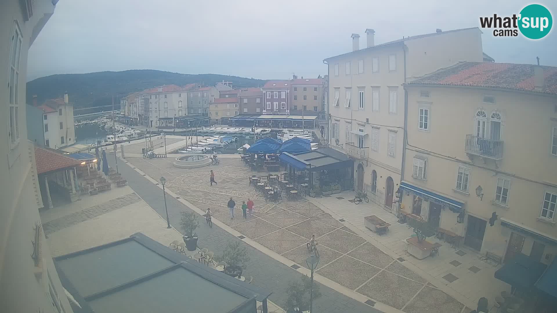 Web kamera Grad Cres – glavni trg i “mandrač” – otok Cres