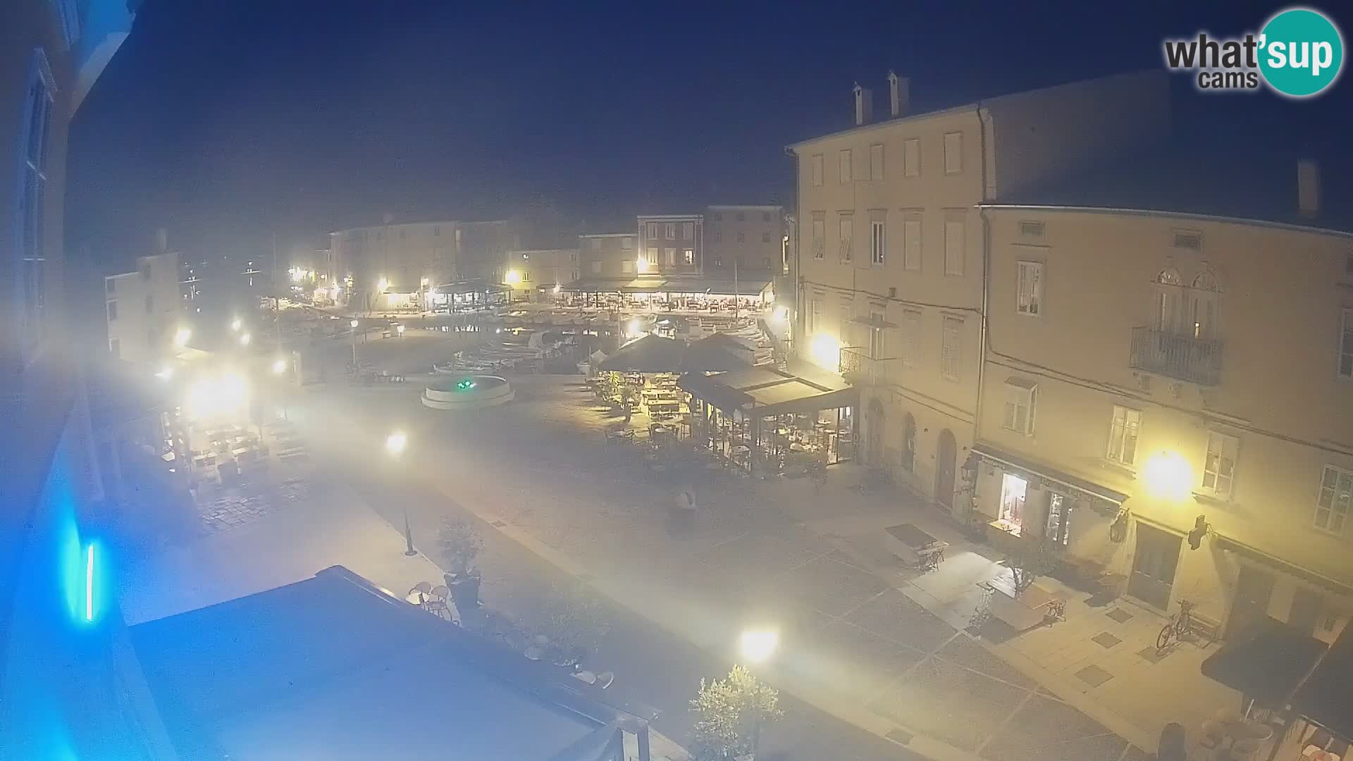 Web kamera Grad Cres – glavni trg i “mandrač” – otok Cres