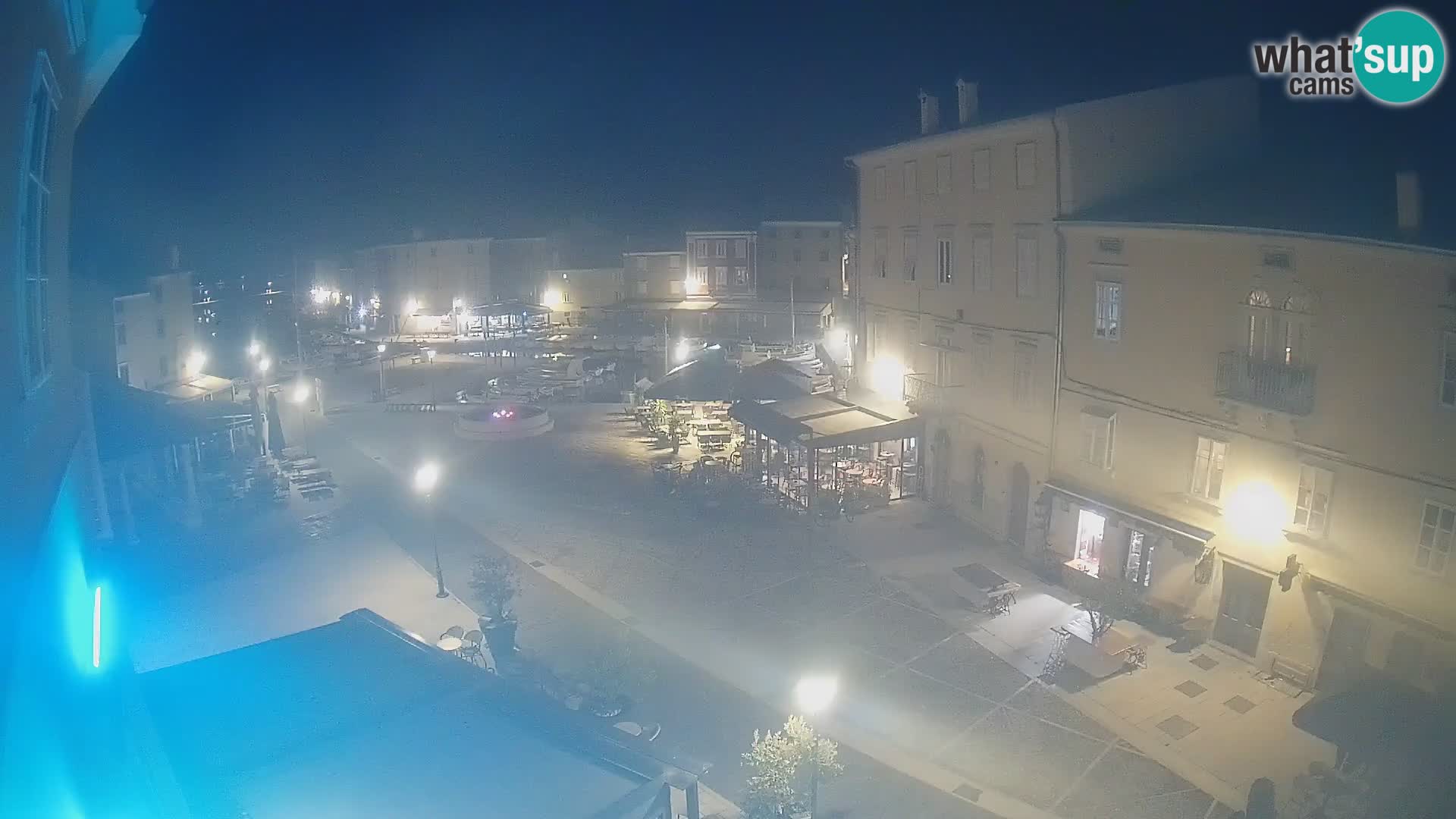 V ŽIVO spletna kamera Cres mesto – glavni trg in “mandrač” – otok Cres – Hrvaška