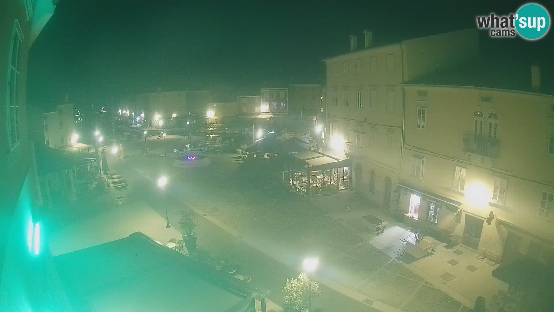 V ŽIVO spletna kamera Cres mesto – glavni trg in “mandrač” – otok Cres – Hrvaška