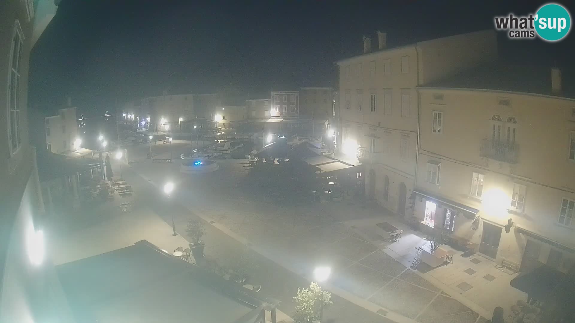 V ŽIVO spletna kamera Cres mesto – glavni trg in “mandrač” – otok Cres – Hrvaška