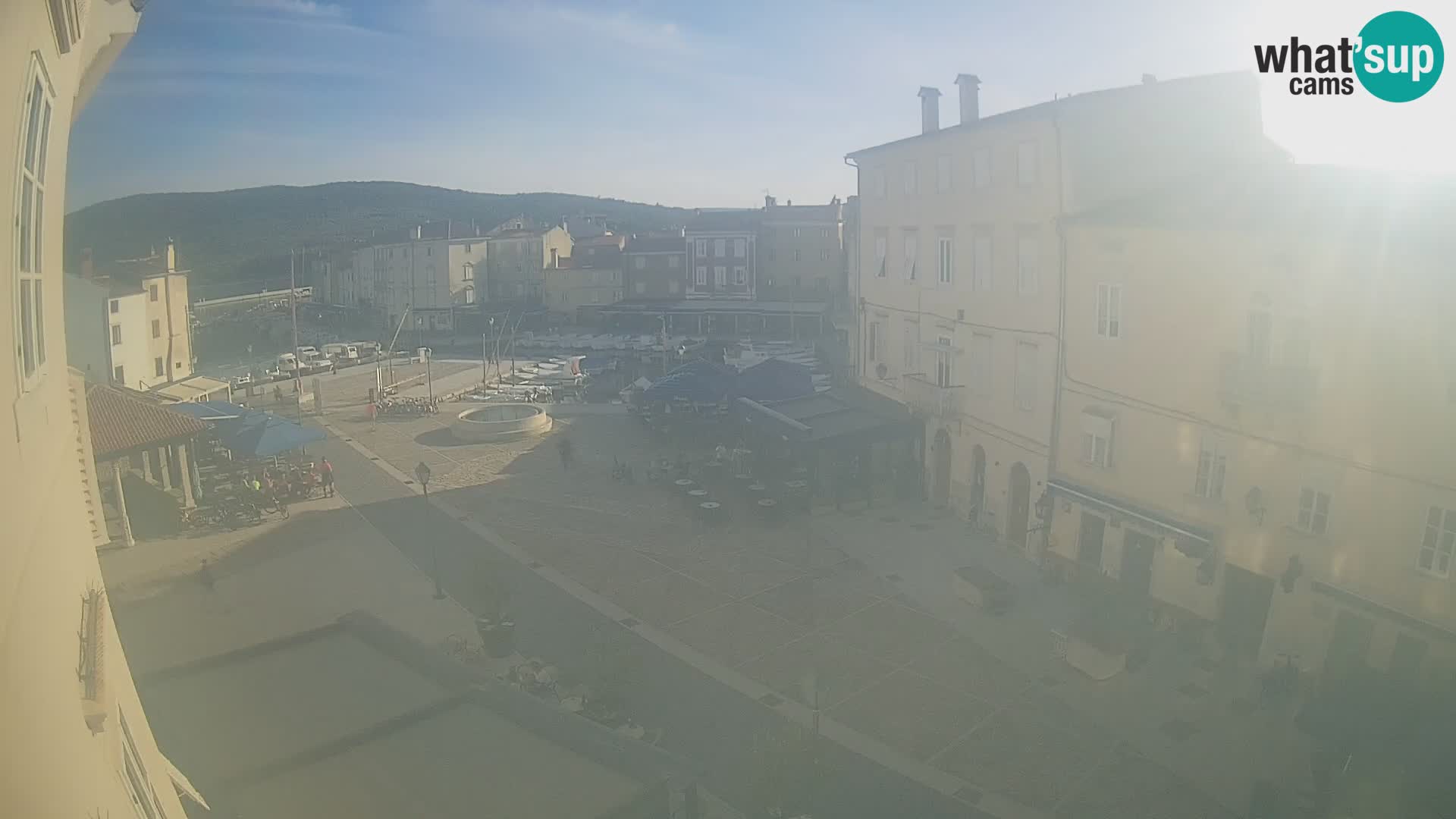 Web kamera Grad Cres – glavni trg i “mandrač” – otok Cres
