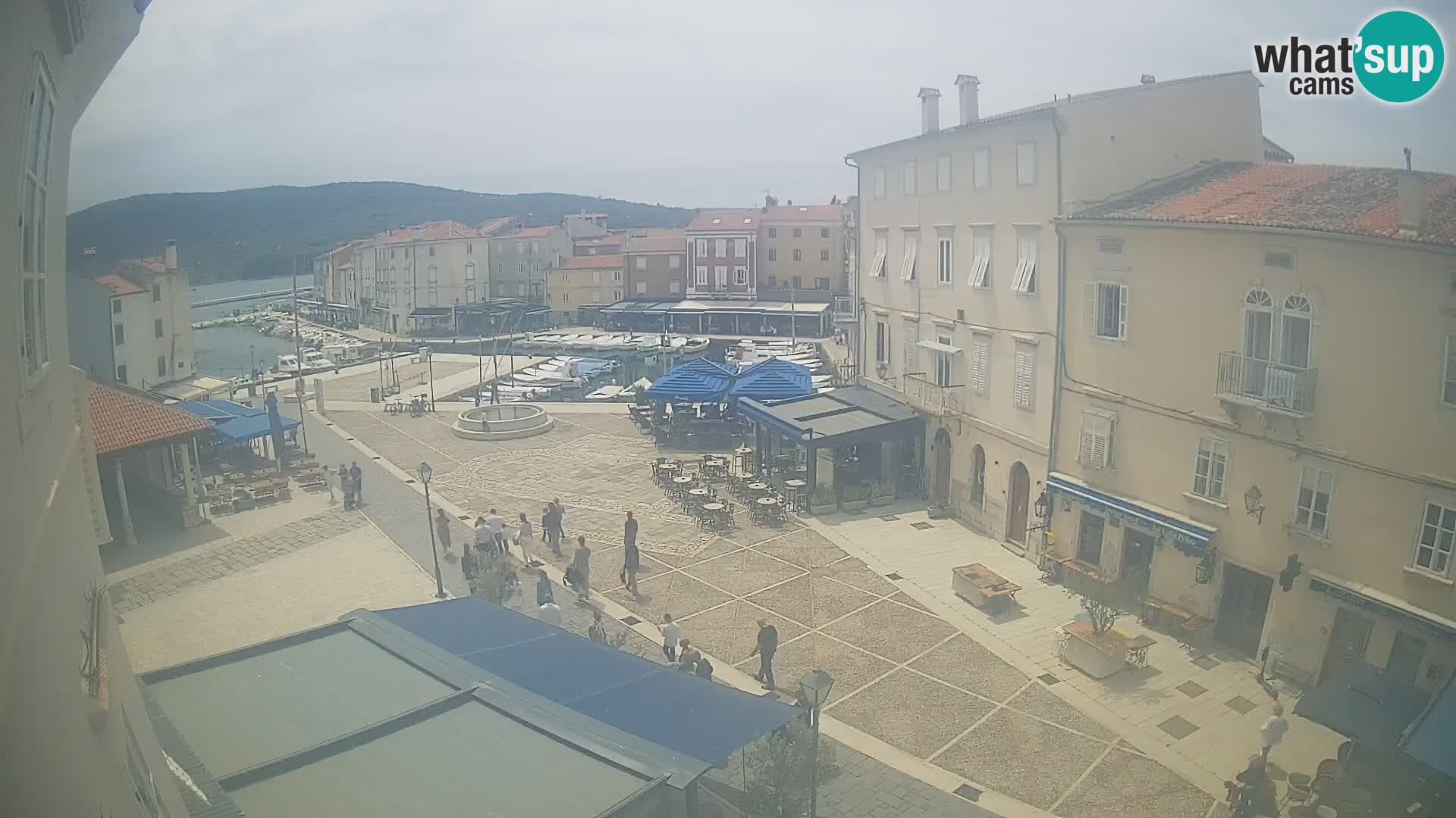 V ŽIVO spletna kamera Cres mesto – glavni trg in “mandrač” – otok Cres – Hrvaška