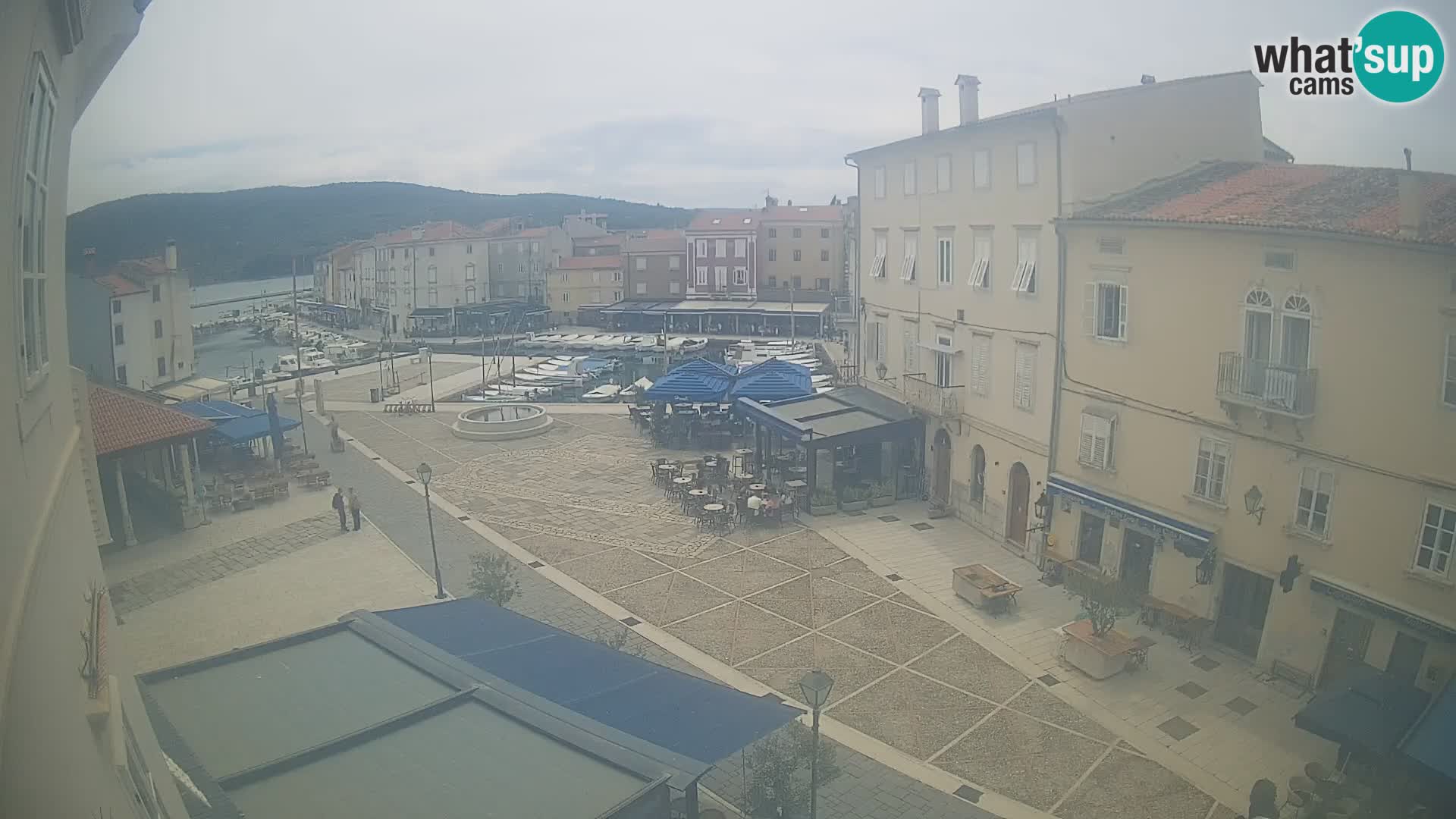 V ŽIVO spletna kamera Cres mesto – glavni trg in “mandrač” – otok Cres – Hrvaška