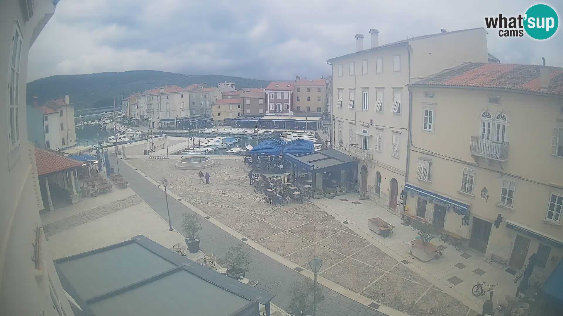 Web kamera Grad Cres – glavni trg i “mandrač” – otok Cres