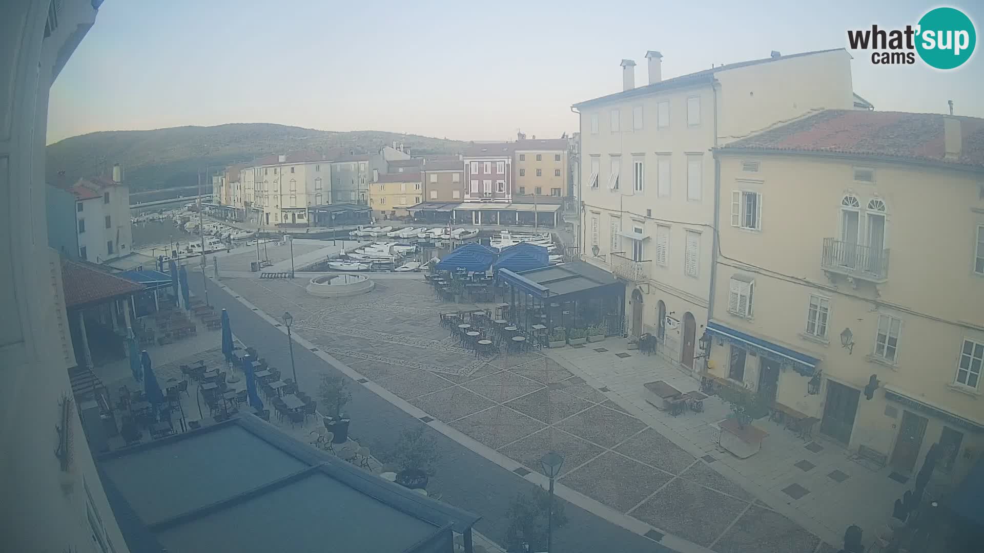 Cámara en vivo ciudad de Cres – plaza principal y “mandrač” – isla de Cres – Croacia