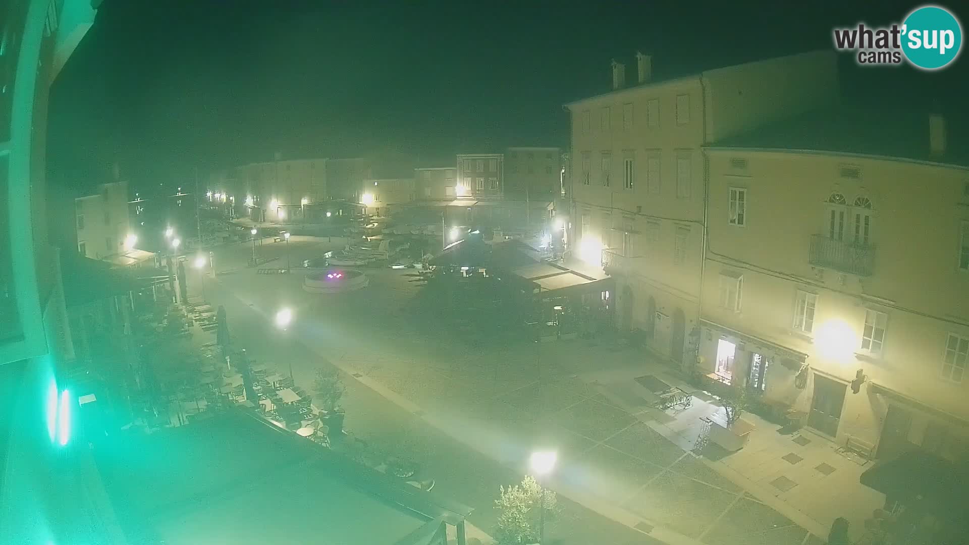 V ŽIVO spletna kamera Cres mesto – glavni trg in “mandrač” – otok Cres – Hrvaška