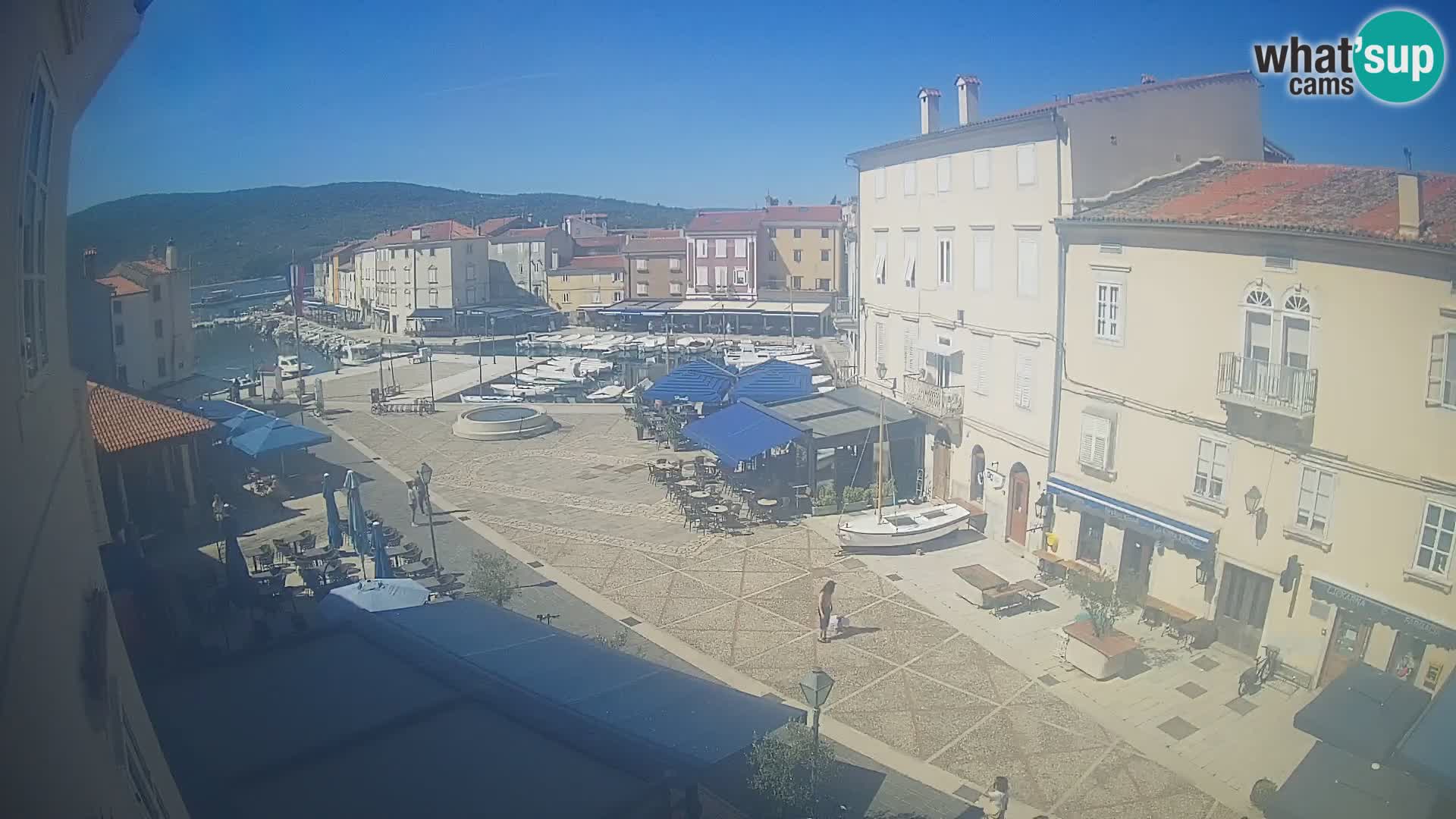 Web kamera Grad Cres – glavni trg i “mandrač” – otok Cres