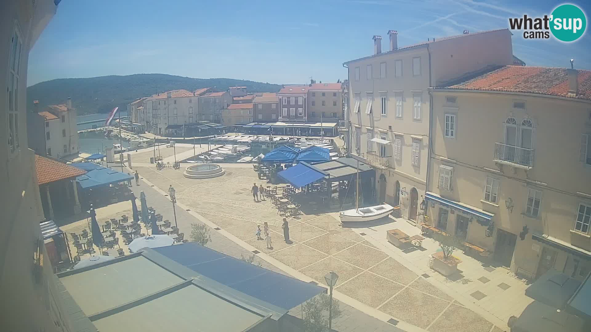 V ŽIVO spletna kamera Cres mesto – glavni trg in “mandrač” – otok Cres – Hrvaška