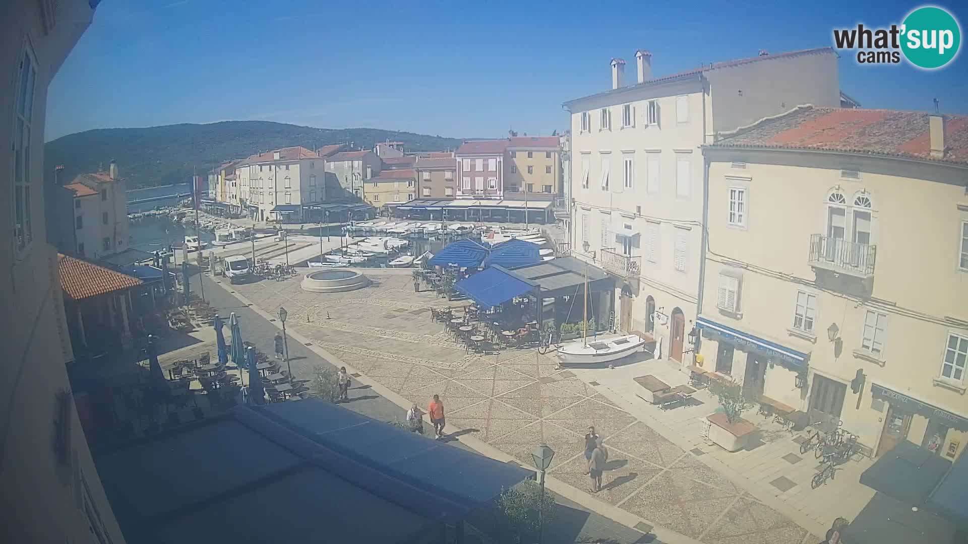 Web kamera Grad Cres – glavni trg i “mandrač” – otok Cres