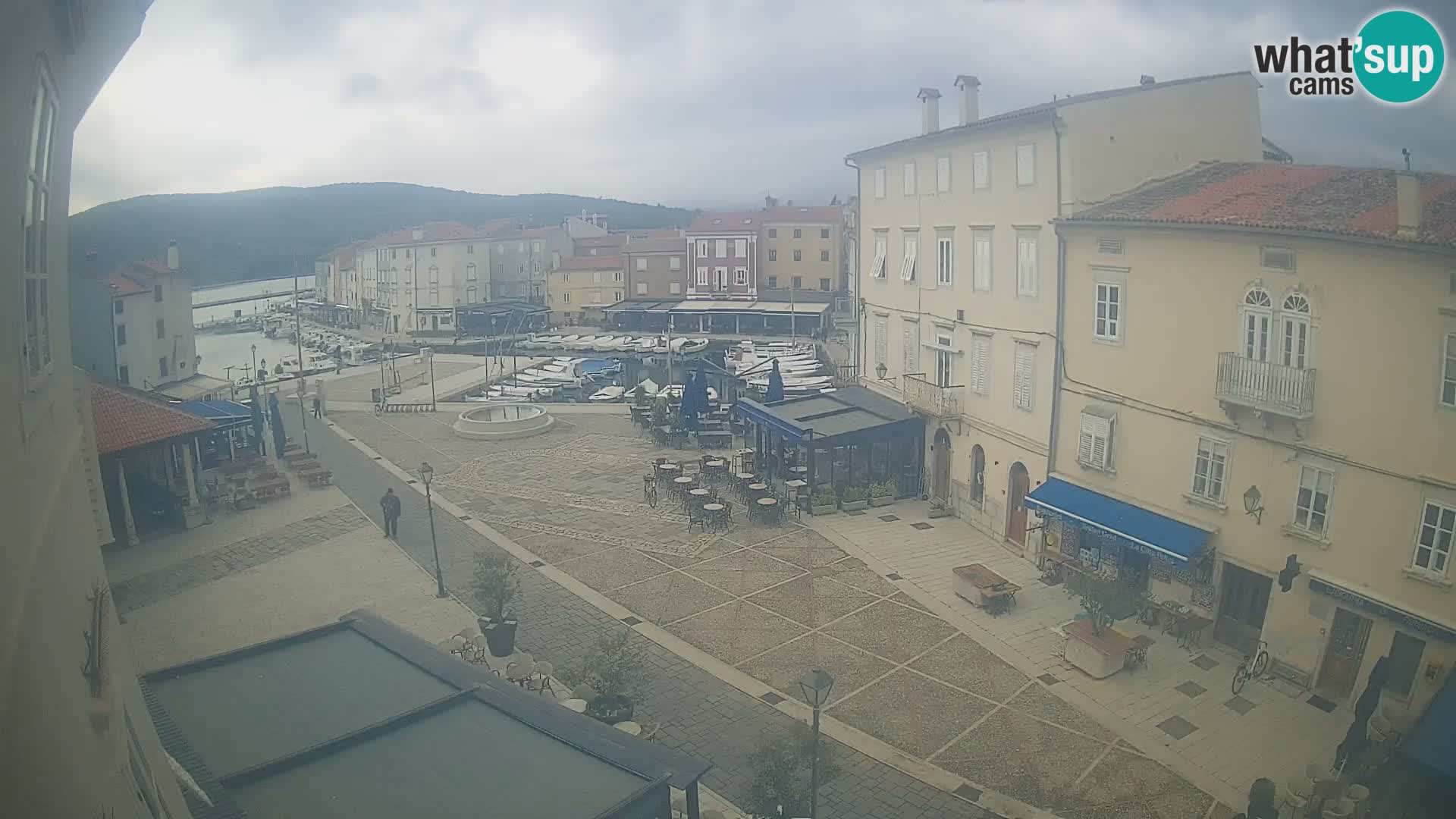 Web kamera Grad Cres – glavni trg i “mandrač” – otok Cres