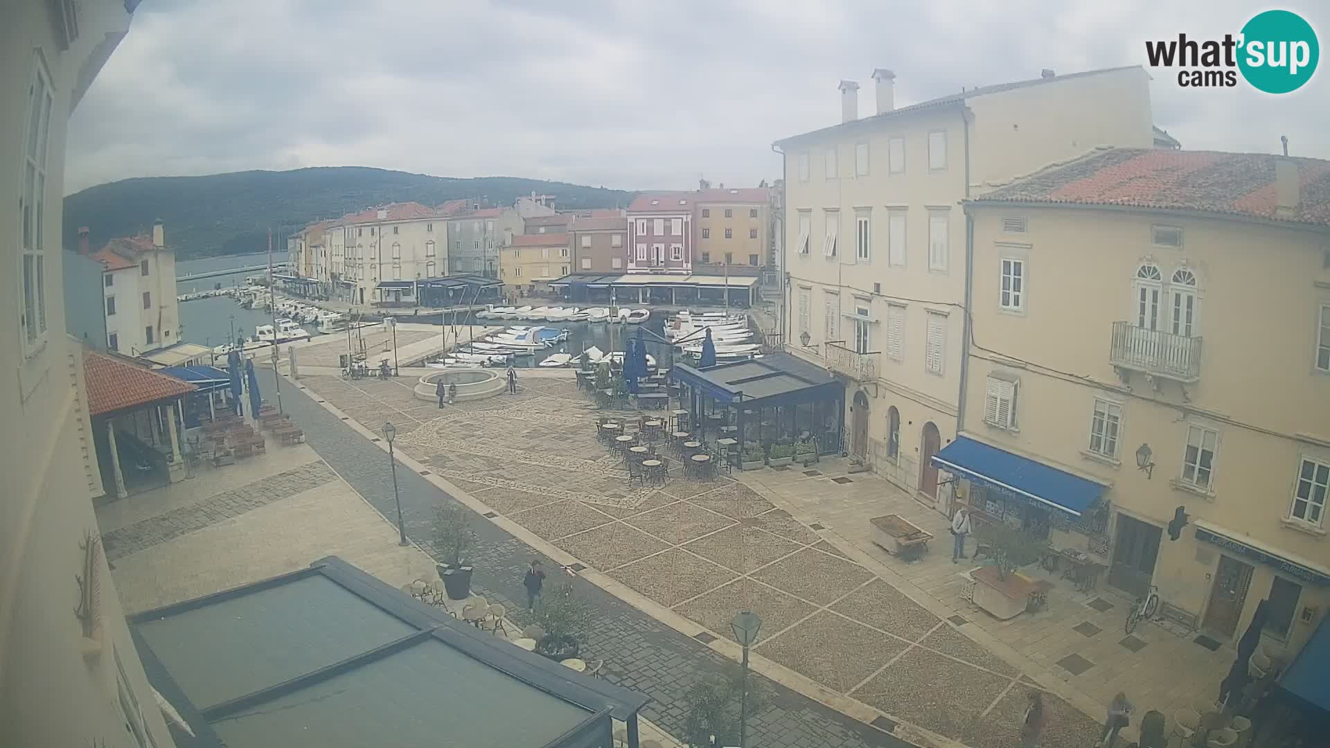 Web kamera Grad Cres – glavni trg i “mandrač” – otok Cres