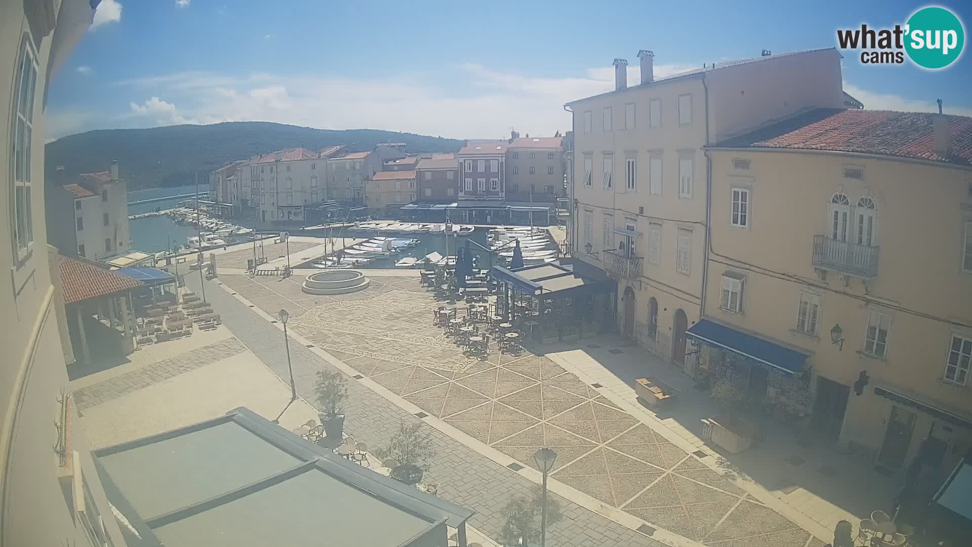 V ŽIVO spletna kamera Cres mesto – glavni trg in “mandrač” – otok Cres – Hrvaška