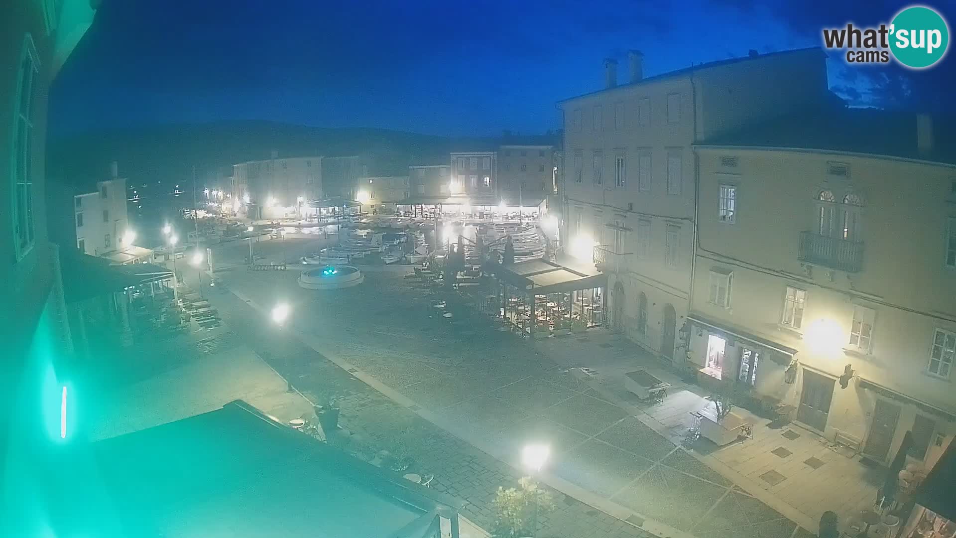 Web kamera Grad Cres – glavni trg i “mandrač” – otok Cres