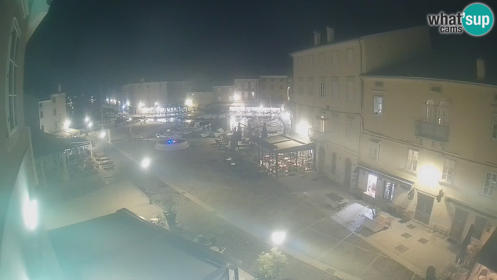 Web kamera Grad Cres – glavni trg i “mandrač” – otok Cres