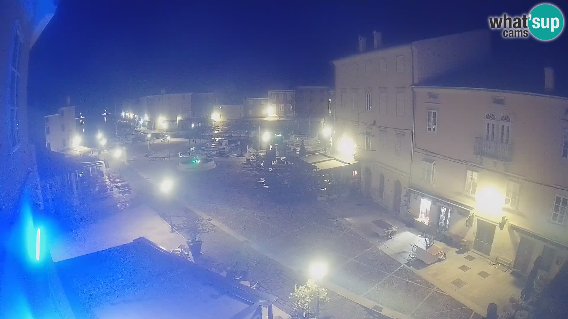 V ŽIVO spletna kamera Cres mesto – glavni trg in “mandrač” – otok Cres – Hrvaška