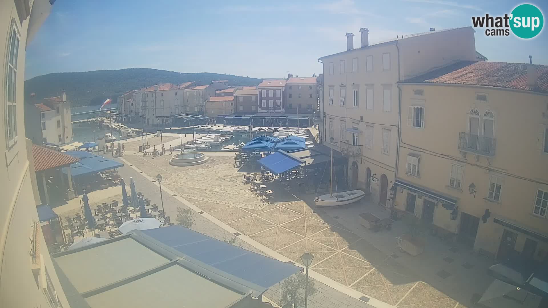 Web kamera Grad Cres – glavni trg i “mandrač” – otok Cres
