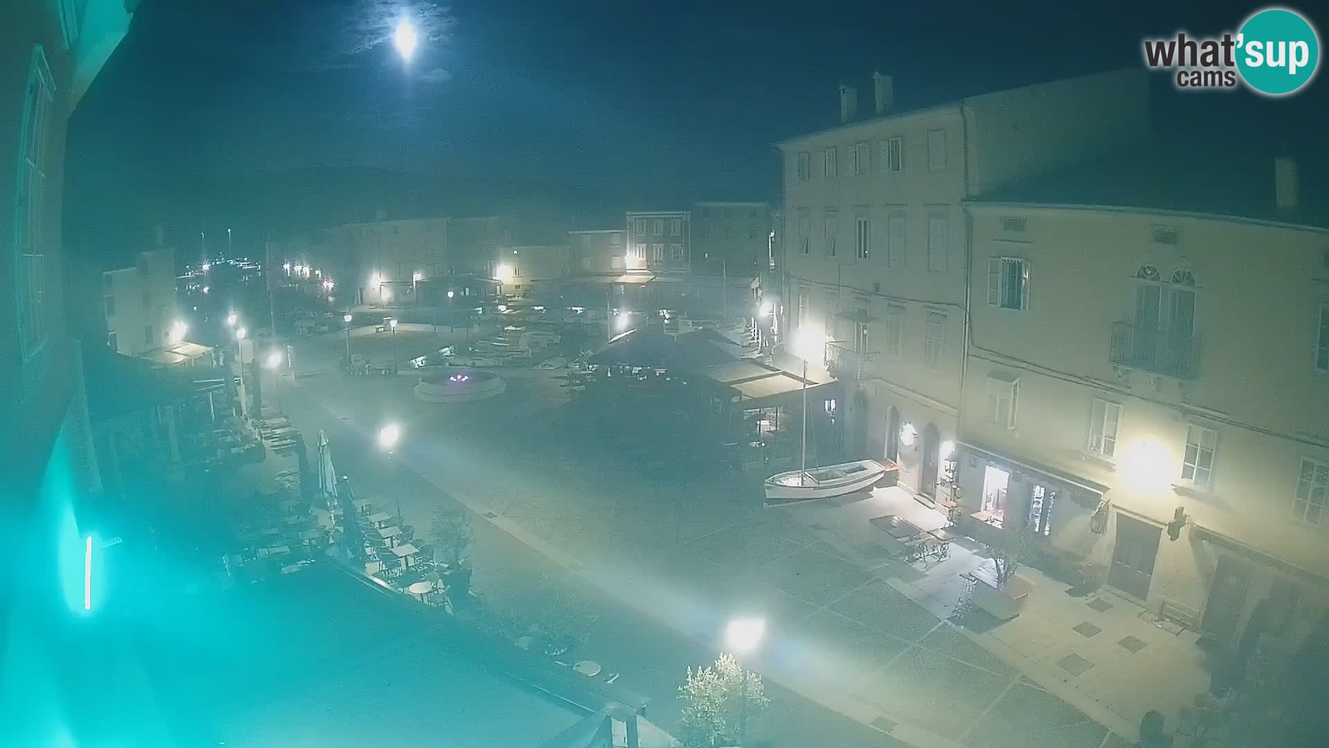 V ŽIVO spletna kamera Cres mesto – glavni trg in “mandrač” – otok Cres – Hrvaška