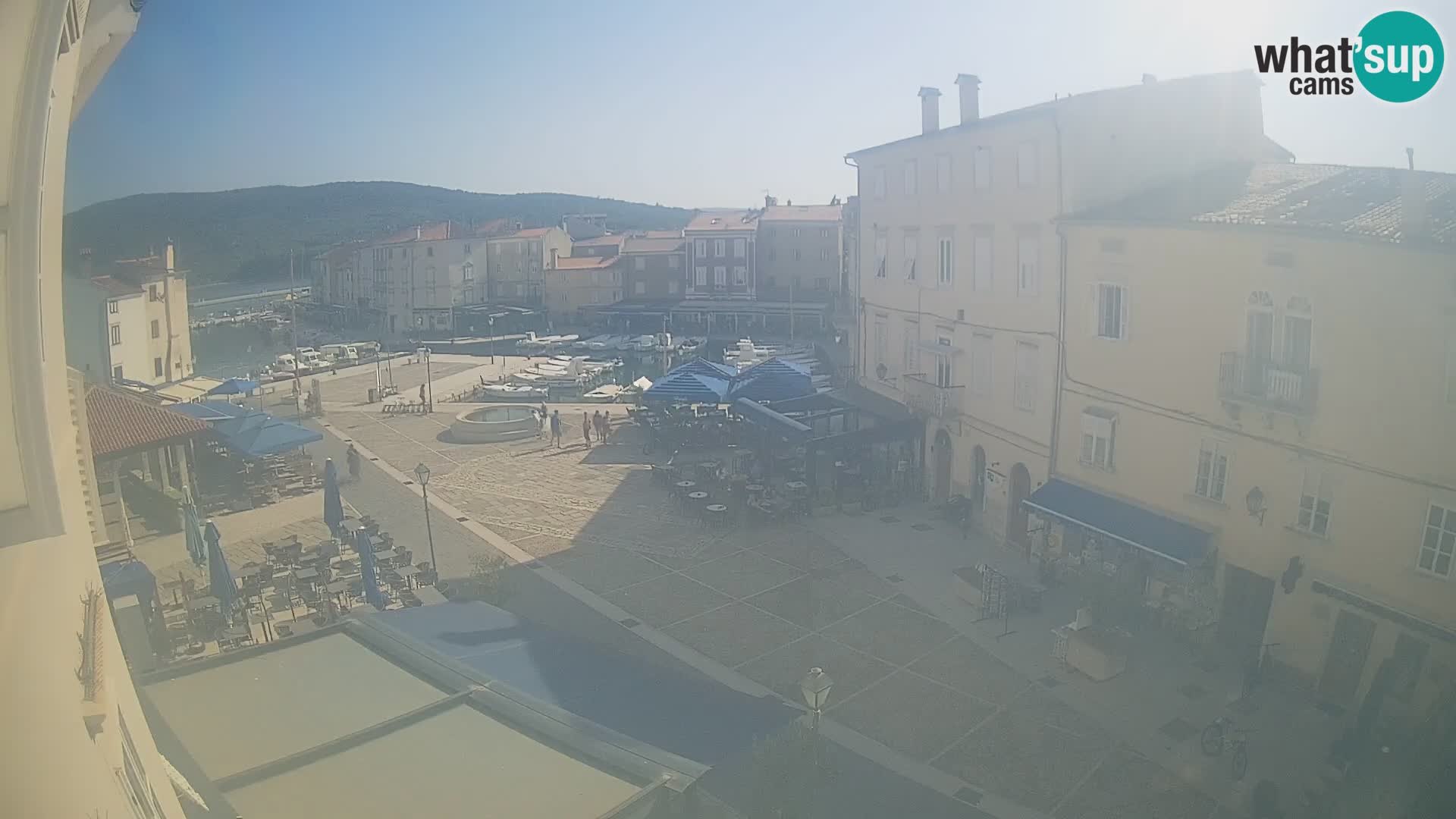 Web kamera Grad Cres – glavni trg i “mandrač” – otok Cres
